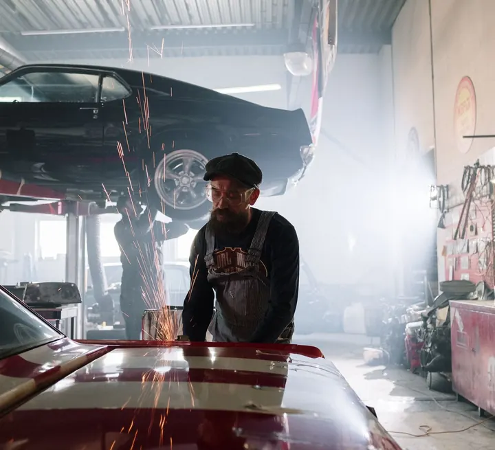 Radionica sa vozilom na dizalici